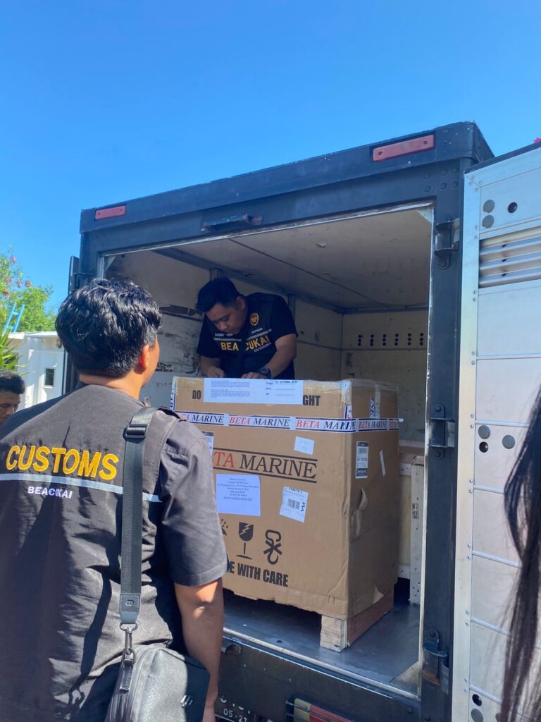 Customs opening the sealed free duty (spare parts)